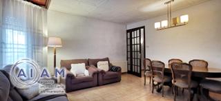Edifici a Calella. Edifidio con local y vivienda dúplex en carrer església