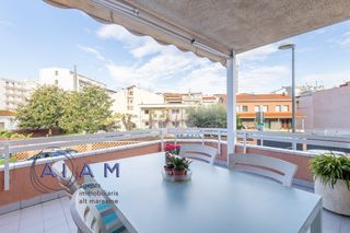 Casa adossada a Centre. Casa unifamiliar esquinera en venta en pineda de mar