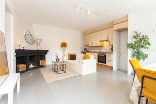 Casa  Carrer de corbera. Preciosa casa en zona tranquila con salón-comedor-cocina abierta