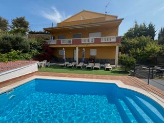 Chalet à Carrer de la xixella 1. Preciosa casa en zona tranquila con salón-comedor, cocina equipa