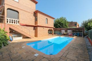 Xalet a Cam can sadurn 40. Preciosa casa, muy luminosa y con muchas posibilidades.