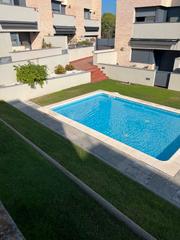 Reihenhaus in Carrer de la gardènia 13. Preciosa casa, muy luminosa: salón-comedor, cocina, 5 habitacion