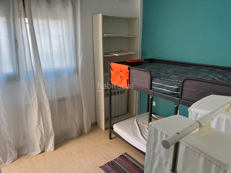 Foto 3a2f4f27-2e5d-4fb4-8830-cbba8e1b0197. Casa adosada en carrer de la gardènia 13 preciosa casa, muy luminosa: salón-comedor, cocina, 5 habitaciones, 4 baños, terrazas, pk y z.comunitaria con piscina en Torredembarra