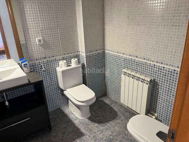 Foto 4c19ec38-c9ed-42d8-995a-fa7b752e6c79. Casa adosada en carrer de la gardènia 13 preciosa casa, muy luminosa: salón-comedor, cocina, 5 habitaciones, 4 baños, terrazas, pk y z.comunitaria con piscina en Torredembarra