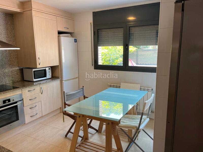 Foto 4f41243b-45ce-4aeb-8726-e67414ecbfdf. Casa adosada en carrer de la gardènia 13 preciosa casa, muy luminosa: salón-comedor, cocina, 5 habitaciones, 4 baños, terrazas, pk y z.comunitaria con piscina en Torredembarra
