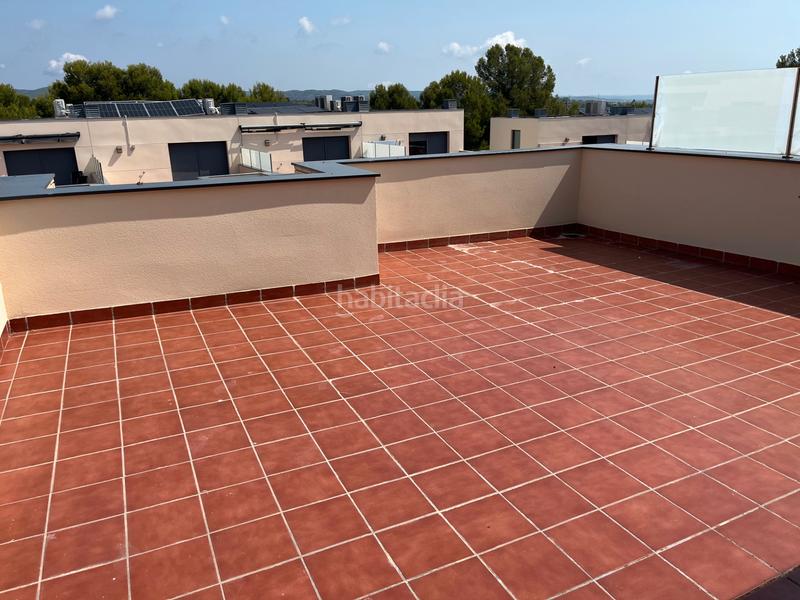 Foto 97accbc3-5eea-449b-974e-a0ebb8ae73d7. Casa adosada en carrer de la gardènia 13 preciosa casa, muy luminosa: salón-comedor, cocina, 5 habitaciones, 4 baños, terrazas, pk y z.comunitaria con piscina en Torredembarra