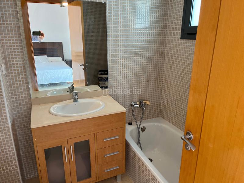 Foto cb5eab7a-341e-4e9a-85bf-af4e3df22d4c. Casa adosada en carrer de la gardènia 13 preciosa casa, muy luminosa: salón-comedor, cocina, 5 habitaciones, 4 baños, terrazas, pk y z.comunitaria con piscina en Torredembarra