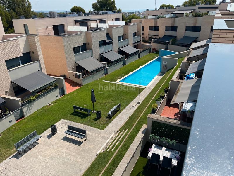 Foto fcd101f0-e312-49aa-bf4e-beeff74e4b2b. Casa adosada en carrer de la gardènia 13 preciosa casa, muy luminosa: salón-comedor, cocina, 5 habitaciones, 4 baños, terrazas, pk y z.comunitaria con piscina en Torredembarra