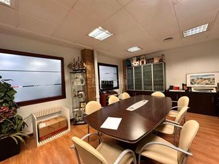 Oficina a Carrer de bacardí 3. Amplia oficina dividida en diferentes espacios