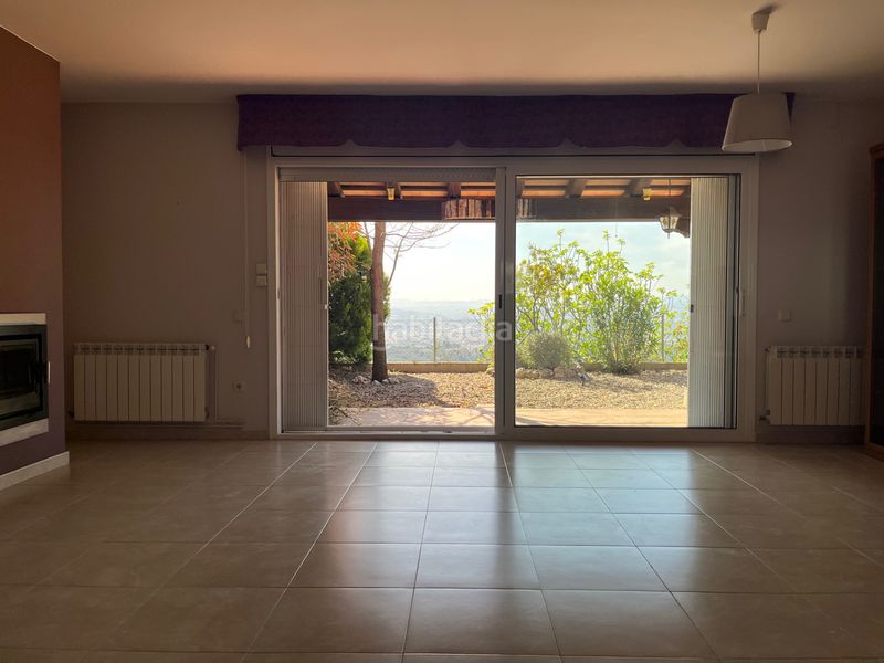 Foto f008eedf-537c-4432-af49-3dafb3c7f6c0. Casa aparellada amb calefacció aparcament a Ullastrell