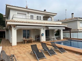 Chalet  Carrer del camì del farell. Preciosa casa, muy luminosa: salón-comedor, cocina, 5 habitacion