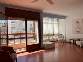 Miete Appartement  Carrer de conrad vilar 30. Precioso piso muy luminoso en inmejorable ubicación: consta de u