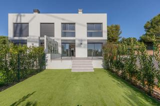 Casa adossada a Carrer de la pedrera 33. Esta magnífica casa en santa cristina de aro de obra nueva dispo
