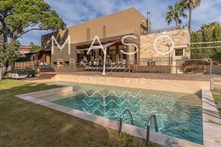 Chalet  Avinguda platges de s'agaró. Magnífico chalet rodeado de jardines y con vistas al mar.