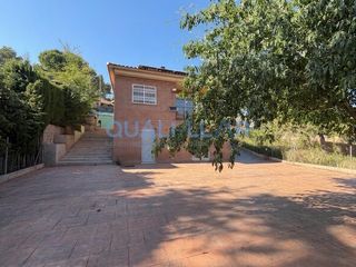 Haus  Del garraf. Amplia casa con porche, chimenea y vistas a la montaña