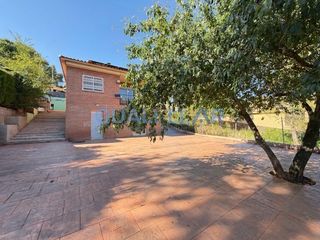 Casa  Del garraf. Amplia casa con porche, chimenea y vistas a la monta�a