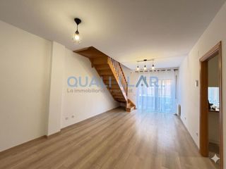 Flat  De les delícies. Vivienda reformado de 3 habitaciones con balcón y patio