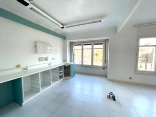 Location Bureau à Carrer de sant antoni maria claret 195. Oficina a acondicionar en finca con ascensor y conserjería