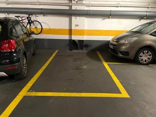 Location Parking voiture à Carrer de pau claris 165. Parking de fácil acceso. para vehículo pequeño