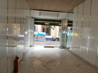Affitto Locale commerciale in Carrer de galileu 119. Con patio trasero