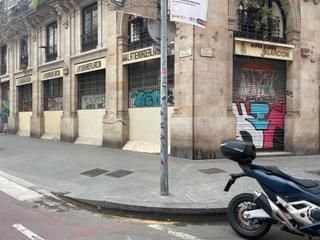 Lloguer Local Comercial a Carrer del comer 11. Local esquinero cerca del parque de la ciutadella y museo chocol