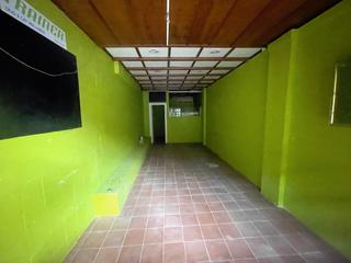 Local commercial à Carrer de l'isard 39. Local en venta en c/ isard. muy próximo al mercado de la guineue