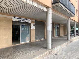 Miete Geschäftsraum in Plaça del roc blanc 44. Excelente fachada con 4 escaparates
