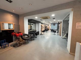 Lloguer Local Comercial a Carrer de la indstria 267. Local acondicionado como peluquera, en buen estado
