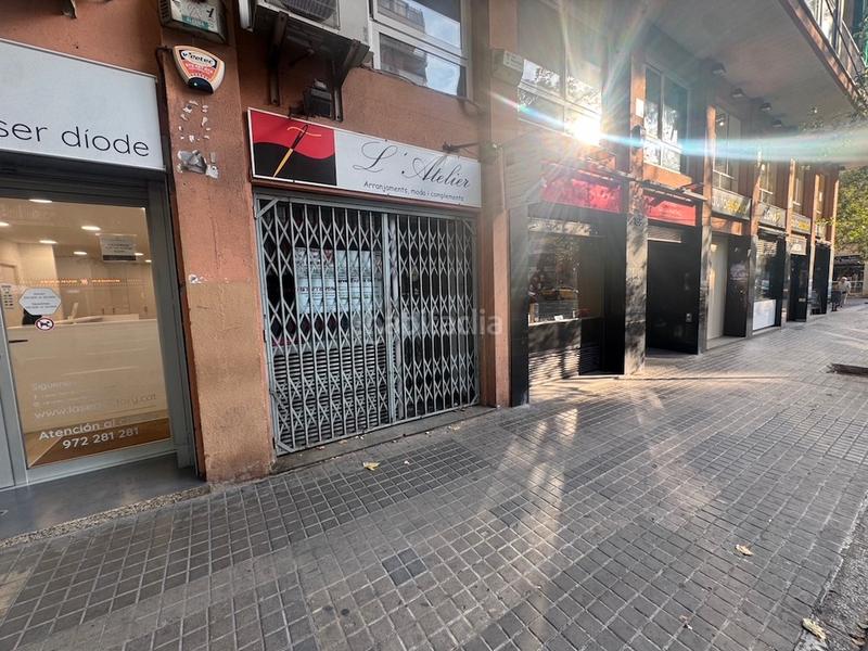 Foto 1ce476f5-87ef-4d47-8c5d-8f9bc15b92c6. Alquiler local comercial en avinguda de madrid 188 local en zona transitada, delante parada nitbus, avda madrid con joan guell en Barcelona