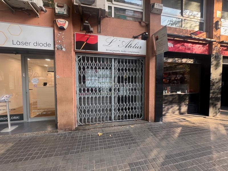 Foto 37340285-27e7-4dd2-ab16-8abcc5f40c22. Alquiler local comercial en avinguda de madrid 188 local en zona transitada, delante parada nitbus, avda madrid con joan guell en Barcelona