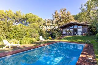 Xalet  De gabriel ferrater,. Venta de casa exclusiva con dos viviendas independientes en vall