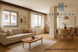 Pis  Calle batxiller. Vivienda con terraza para reformar