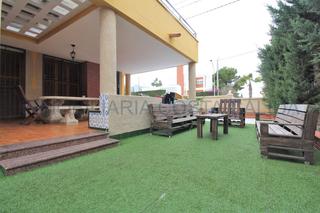Xalet  N/a. Amplio chalet independiente con piscina y terrazas con calabardi