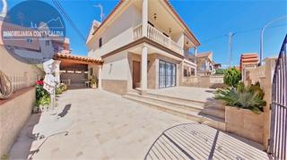 Casa aparellada en Calle salvador dal 17. Referencia 2745. chalet pareado, listo para mudarse.