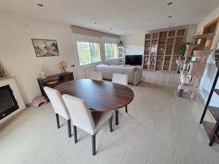 Xalet  Carrer montseny. Casa como nueva, de 4 dormitorios a 5 minutos del centro de cerv