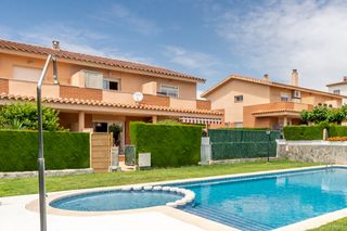 Casa adossada  Carrer dels pensaments 14. Chalet adosado con piscina y jardín, listo para entrar a vivir