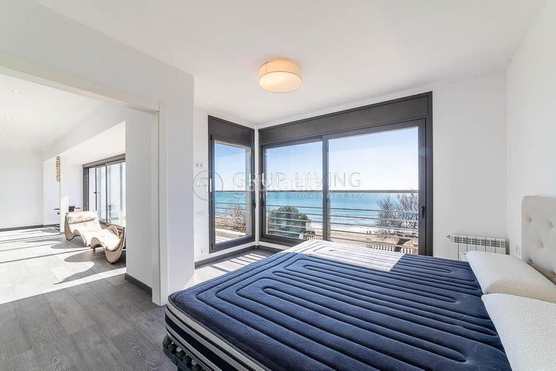 Foto 4c492fbf-f0e7-4fc3-b1a8-ce1a185b76f6. Alquiler casa  en primera linea de mar en Barri de Mar Vilanova i la Geltrú