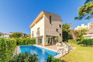 Maison à Vallpineda-Santa Bàrbara. Casa con vistas al mar en vallpineda