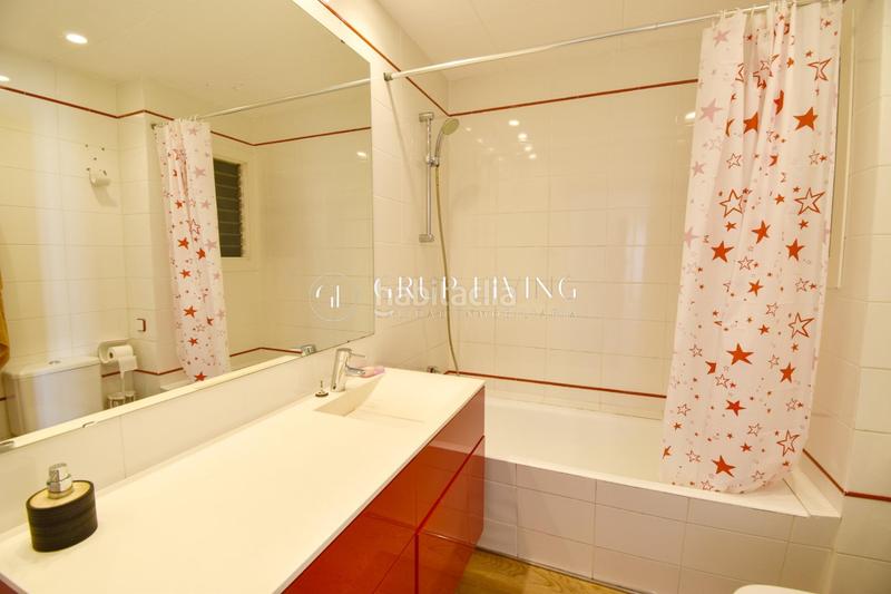 Foto 2a9a610c-51db-46b8-bde8-389cbd27c3b3. Alquiler piso atico duplex en el centro en Centre Sitges