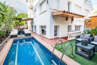 Pis a Can Girona - Terramar - Vinyet. Planta baja con piscina en el vinyet