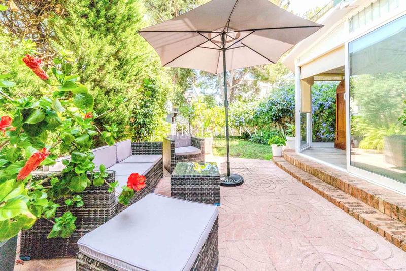 Foto 5d97f7ac-e0d3-4e6d-b4a4-6e8c2f9917c8. Piso planta baja con jardín en la zona del vinyet en Sitges