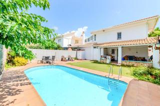 Casa a Mas d´En Serra - Els Cards. Casa unifamiliar con piscina privada