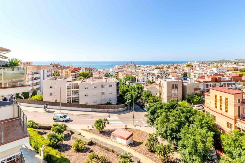 Foto 48eccd8e-b7d7-48f5-9096-c6d0dd2e81b0. Piso ático dúplex con espectaculares vistas al mar y en Sitges