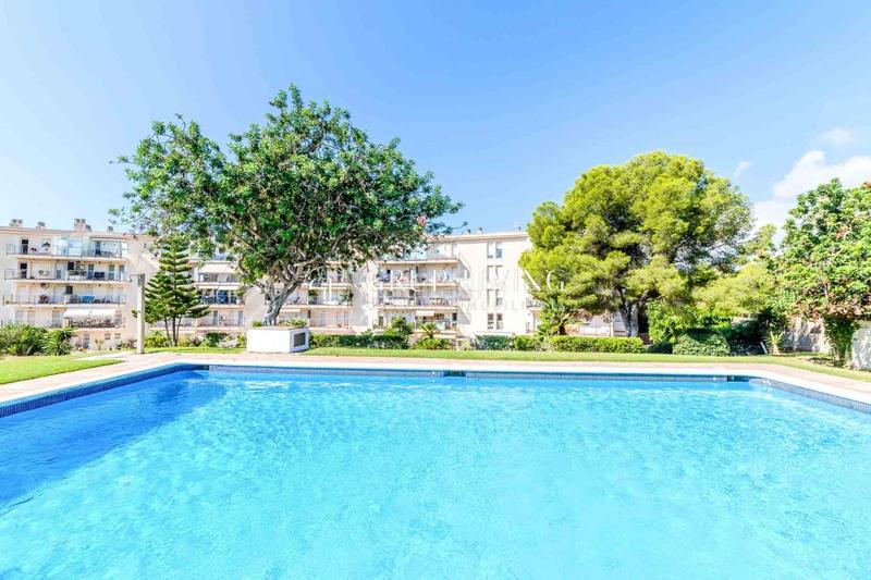 Foto ad6eb960-af0e-4f7f-9794-46d678887c34. Piso ático dúplex con espectaculares vistas al mar y en Sitges