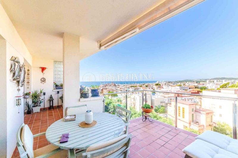 Foto bd43eef2-f03e-4c60-9948-6372dd75496e. Piso ático dúplex con espectaculares vistas al mar y en Sitges