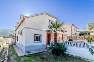 Maison à Canyelles. Casa amplia y luminosa en canyelles