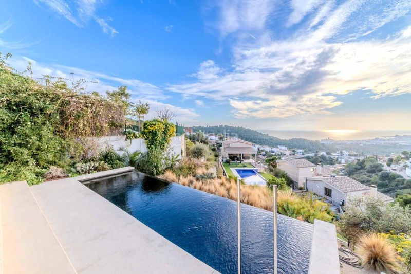 Foto b24b0280-18ca-4a75-8284-58ee655c5d29. Casa amb calefacció aparcament piscina a Levantina - Montgavina - Quintmar Sitges