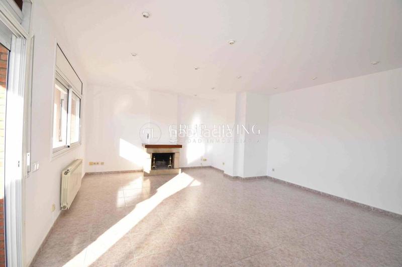 Foto 1659ba22-f0be-4c70-84c4-4beab8e26b96. Alquiler piso ático dúplex luminoso en Centre Sant Pere de Ribes