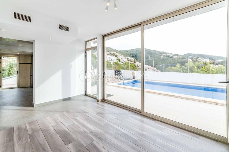 Foto 4a03402f-d430-42ab-8fca-96592b9d8e30. Casa amb calefacció piscina a Levantina - Montgavina - Quintmar Sitges