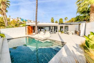 Casa  Passeig sant albert. Vivienda de lujo orientada al mar en vallpineda